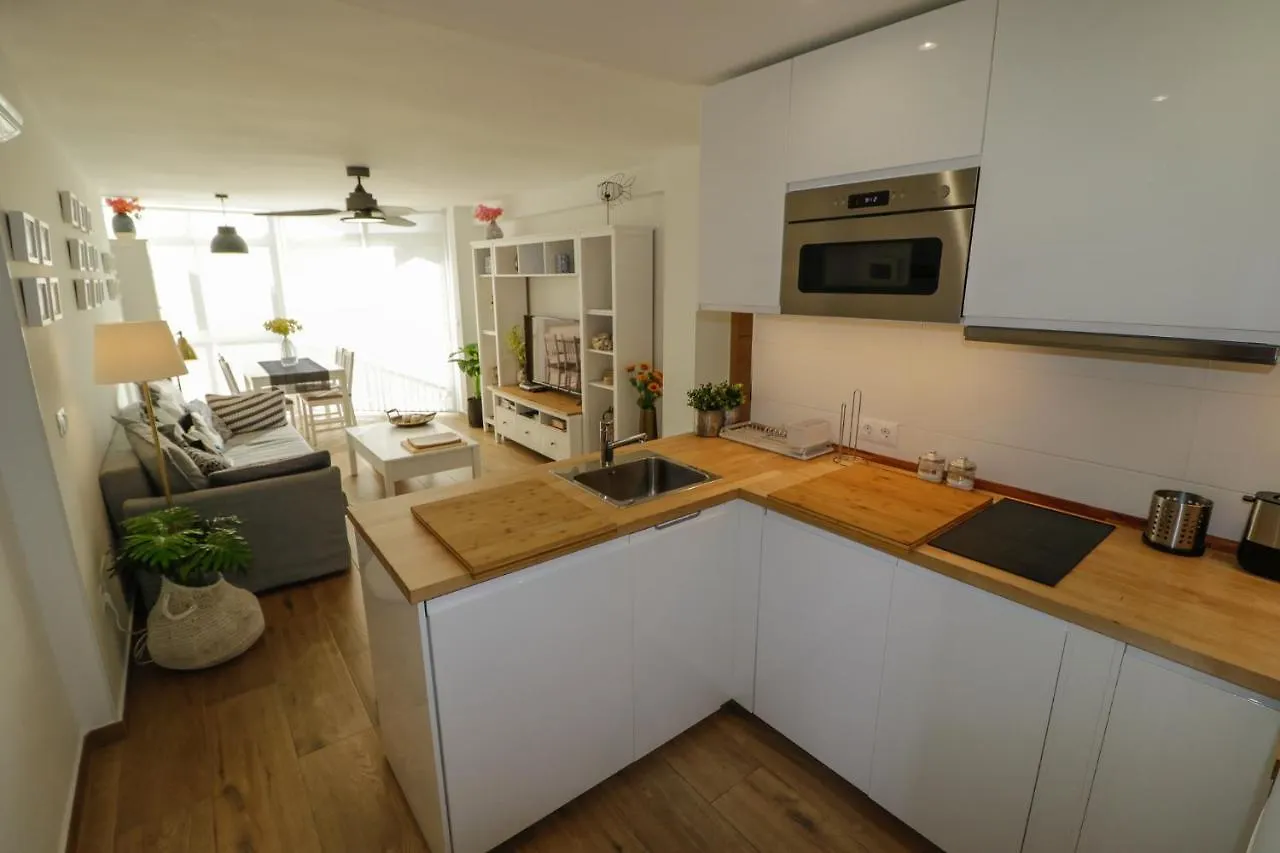 شقة New Sunny Close To The Beach Sea Views بينالماذينا